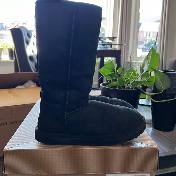 UGG tall 5815 w/BLK - Picture 2 of 4